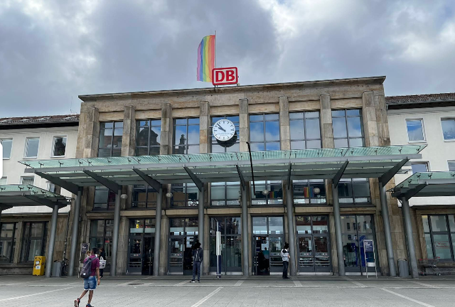<p>The pair were on an packed escalator coming out of Kaiserslautern station in broad daylight</p>