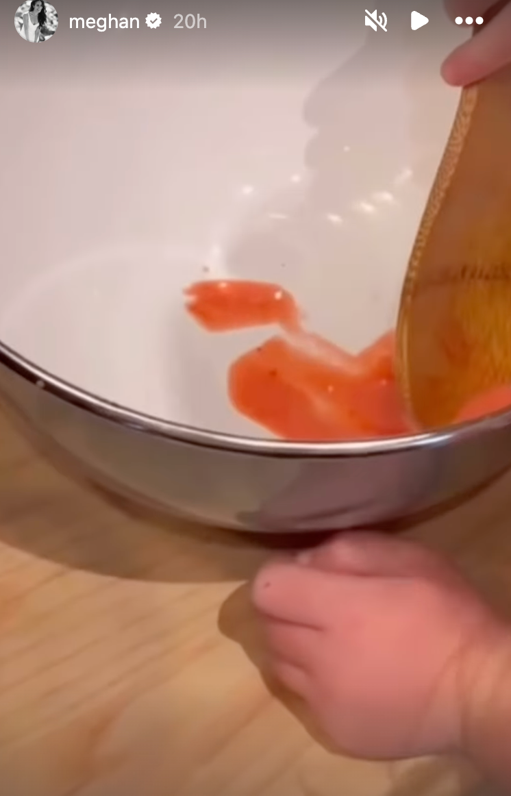 Meghan Markle's daughter Lilibet mixing melted fruit in a pot